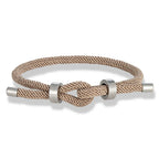 Moderne armbånd i flettet snor med beige knute