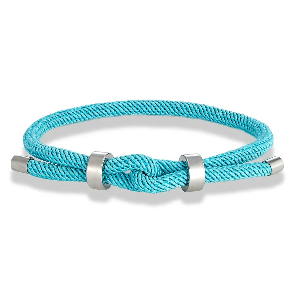 Moderne armbånd i flettet snor med lyseblå knute