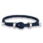 Moderne armbånd i flettet snor med marineblå knute