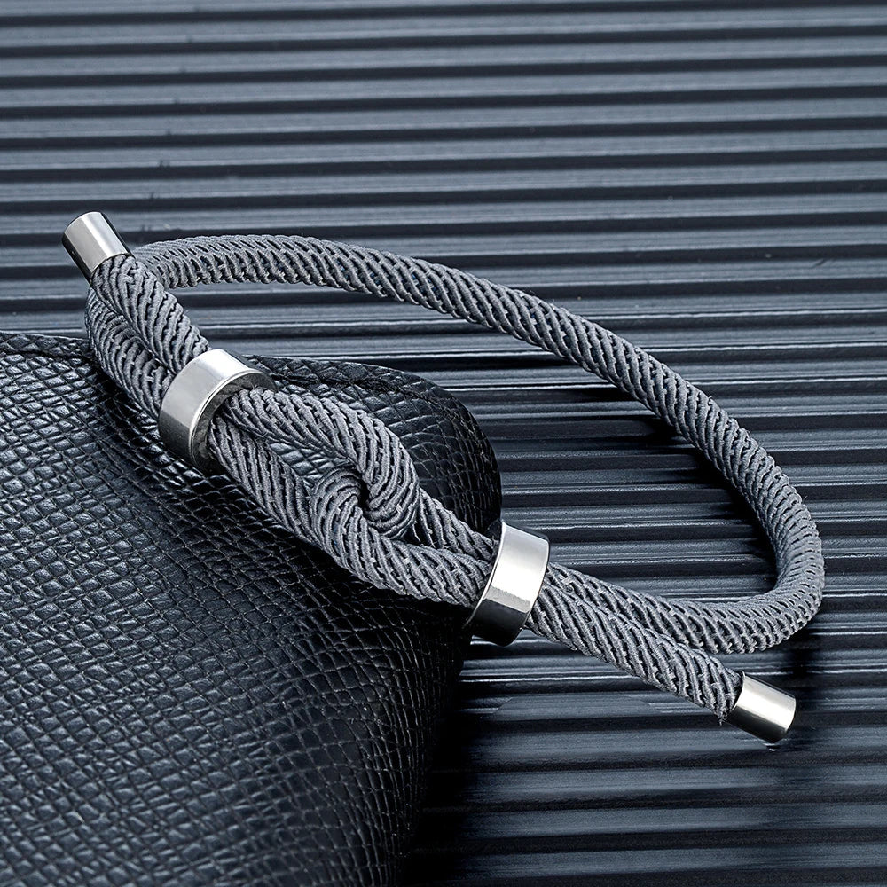 Moderne armbånd i flettet snor med grå knute 