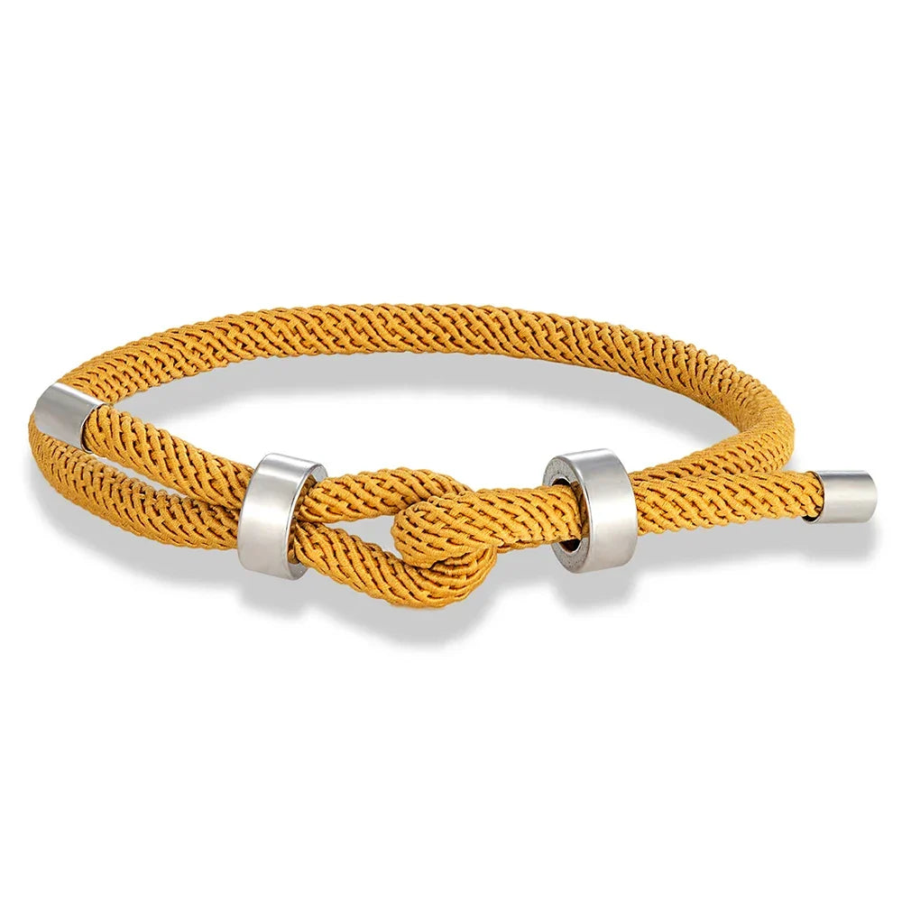 Moderne armbånd i flettet snor med gul knute