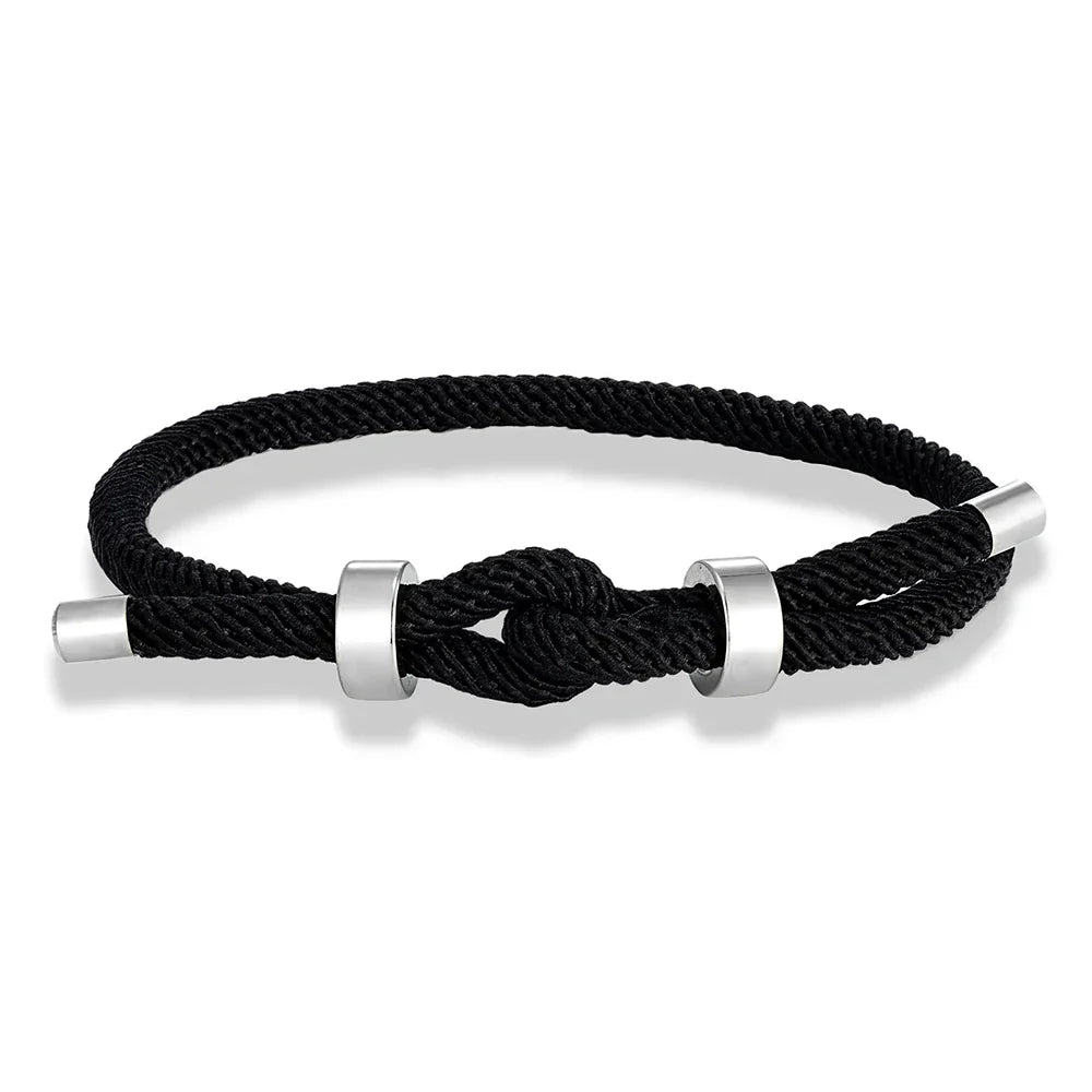 Moderne armbånd i flettet snor med svart knute