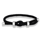 Moderne armbånd i flettet snor med svart knute