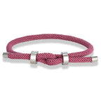 Moderne armbånd i flettet snor med rosa knute