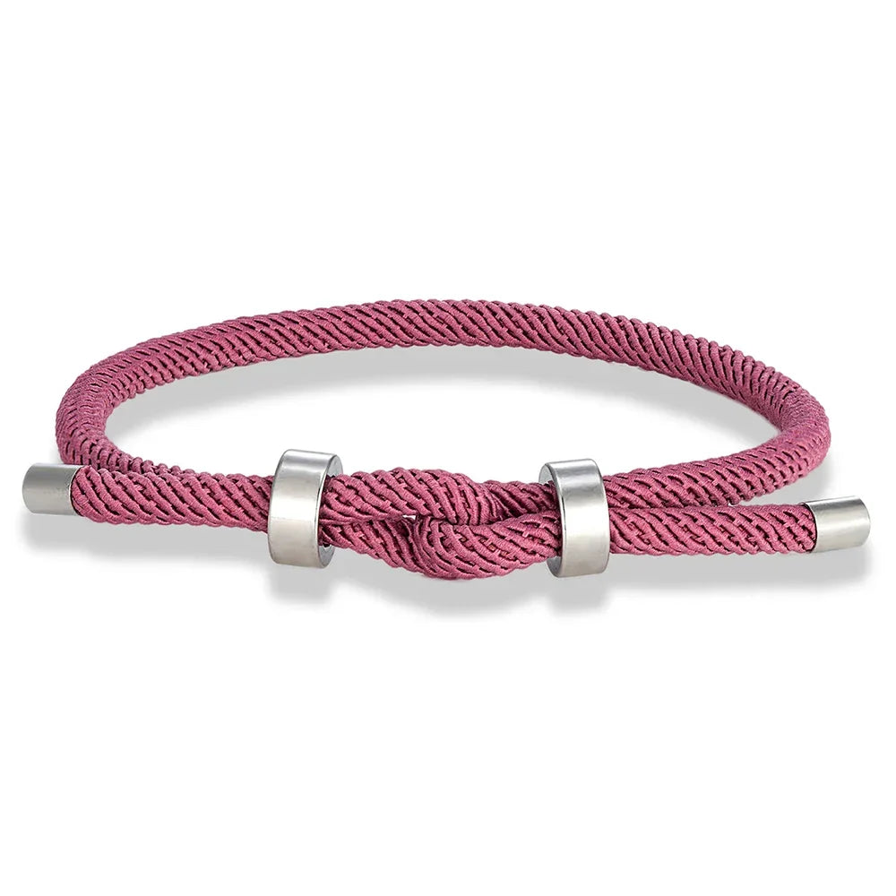 Moderne armbånd i flettet snor med rosa knute