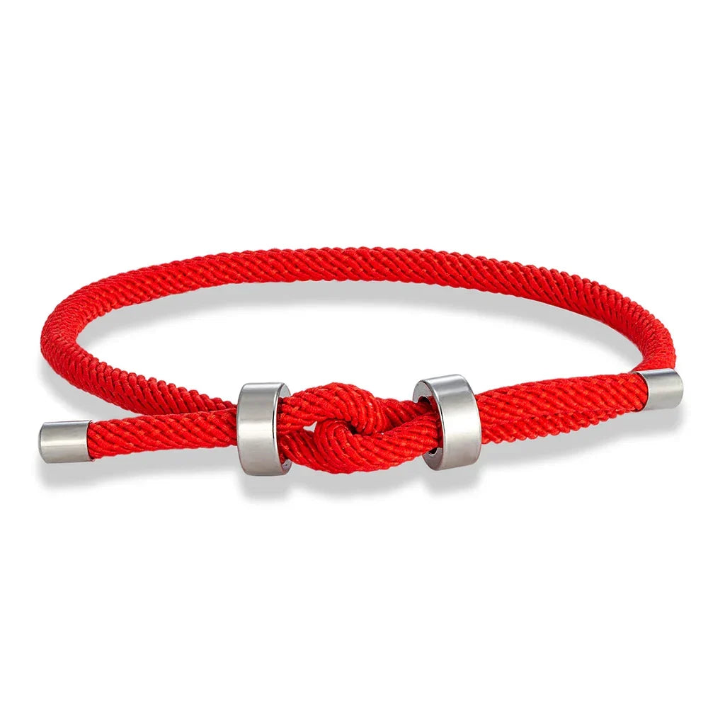 Moderne armbånd i flettet snor med rød knute