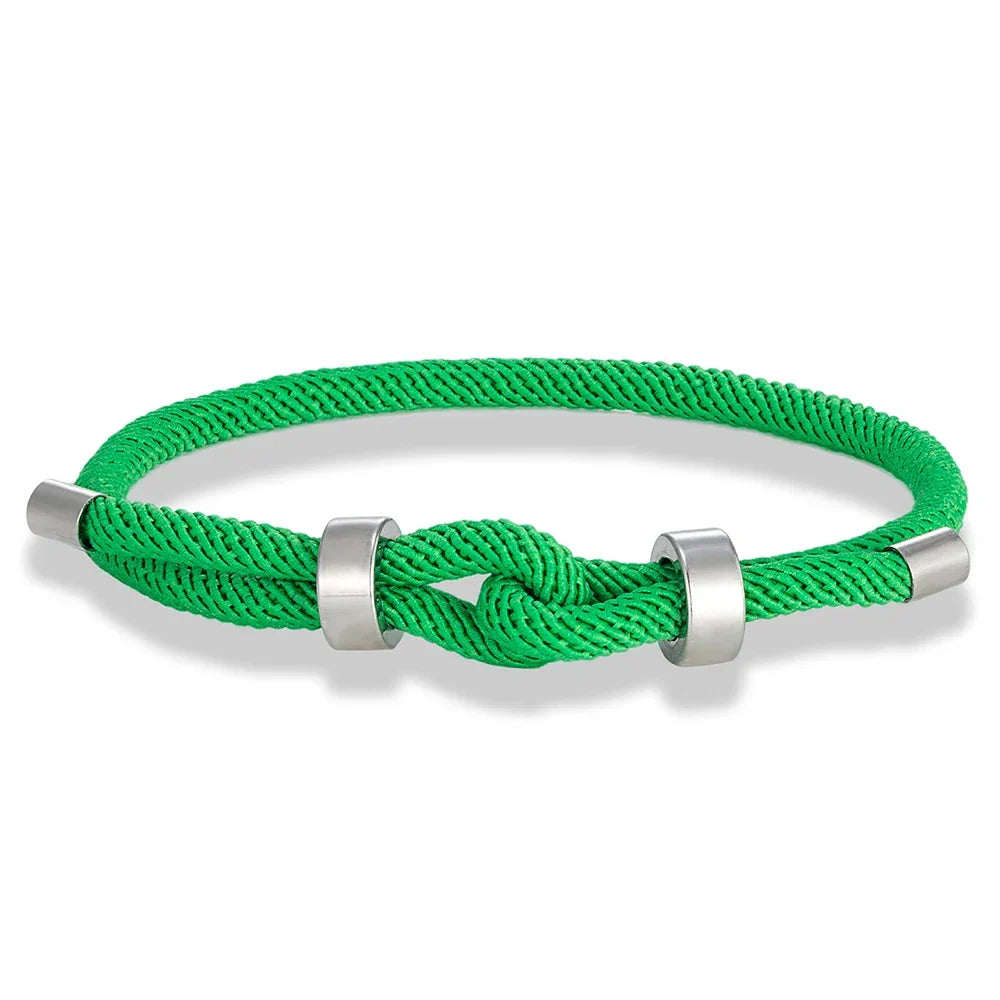 Moderne armbånd i flettet snor med lysegrønn knute