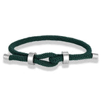 Moderne armbånd i flettet snor med mørkegrønn knute
