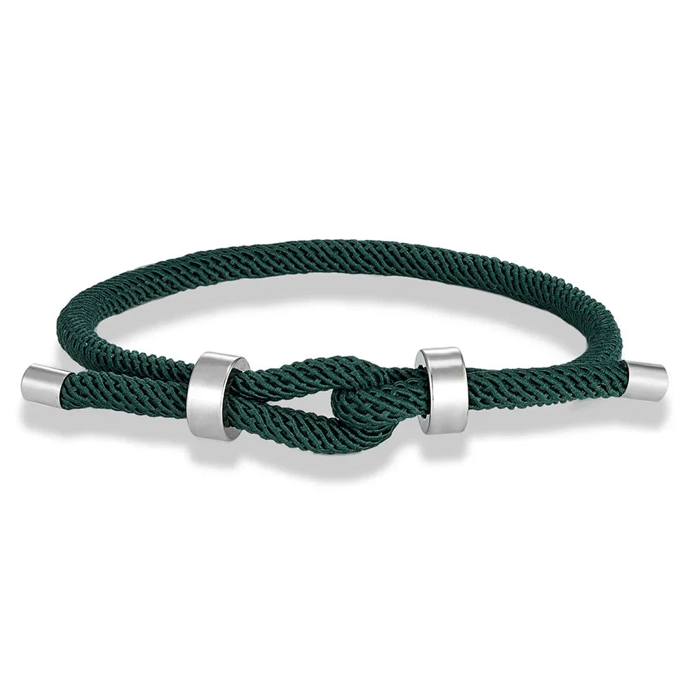 Moderne armbånd i flettet snor med mørkegrønn knute