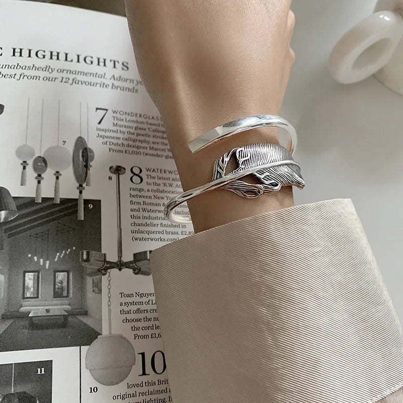 Fjäderarmband i silverfärg för dam