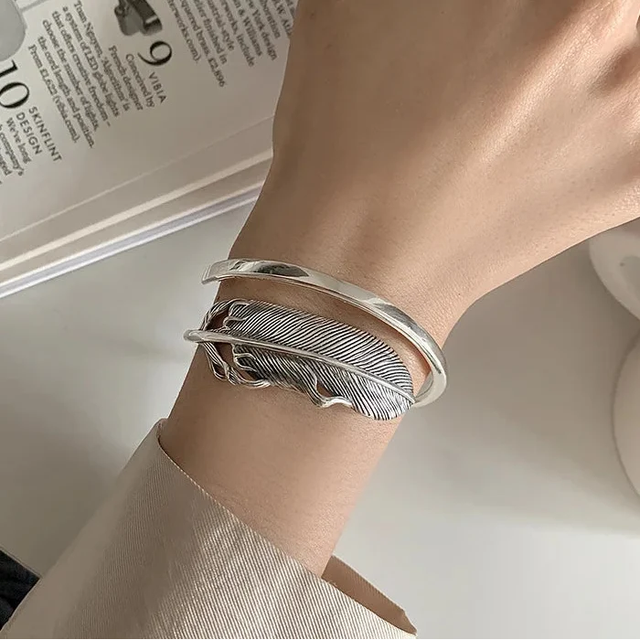 Fjäderarmband i silverfärg för dam