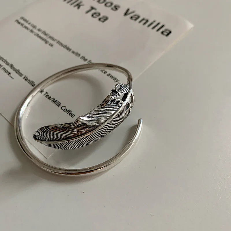 Fjäderarmband i silverfärg för dam