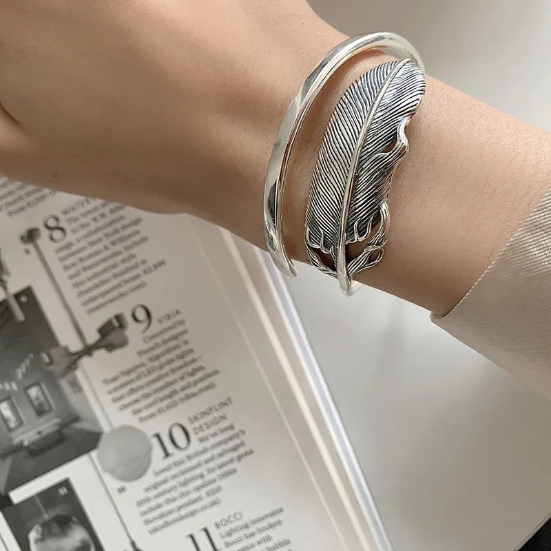 Fjäderarmband i silverfärg för dam
