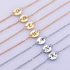 Babyarmbånd med forbokstav