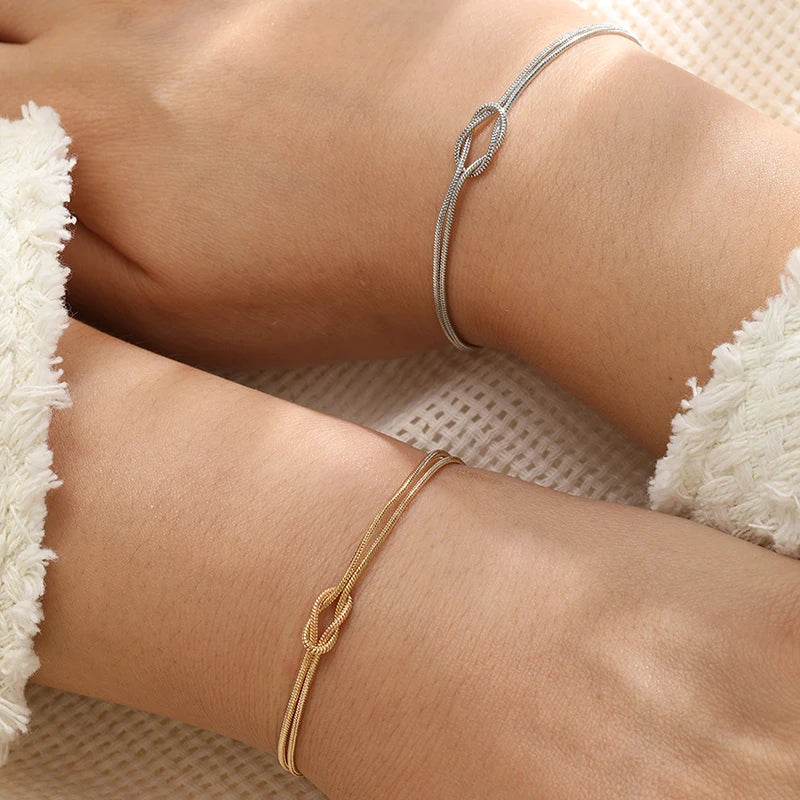Armbånd for par med sammenflettede knuter i gull og sølv (sett med 2 armbånd)