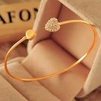 Retro náramek se srdcem a krystalem