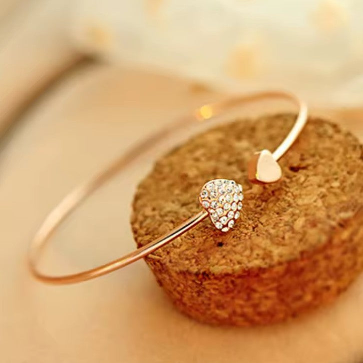 Retro náramek se srdcem a krystalem