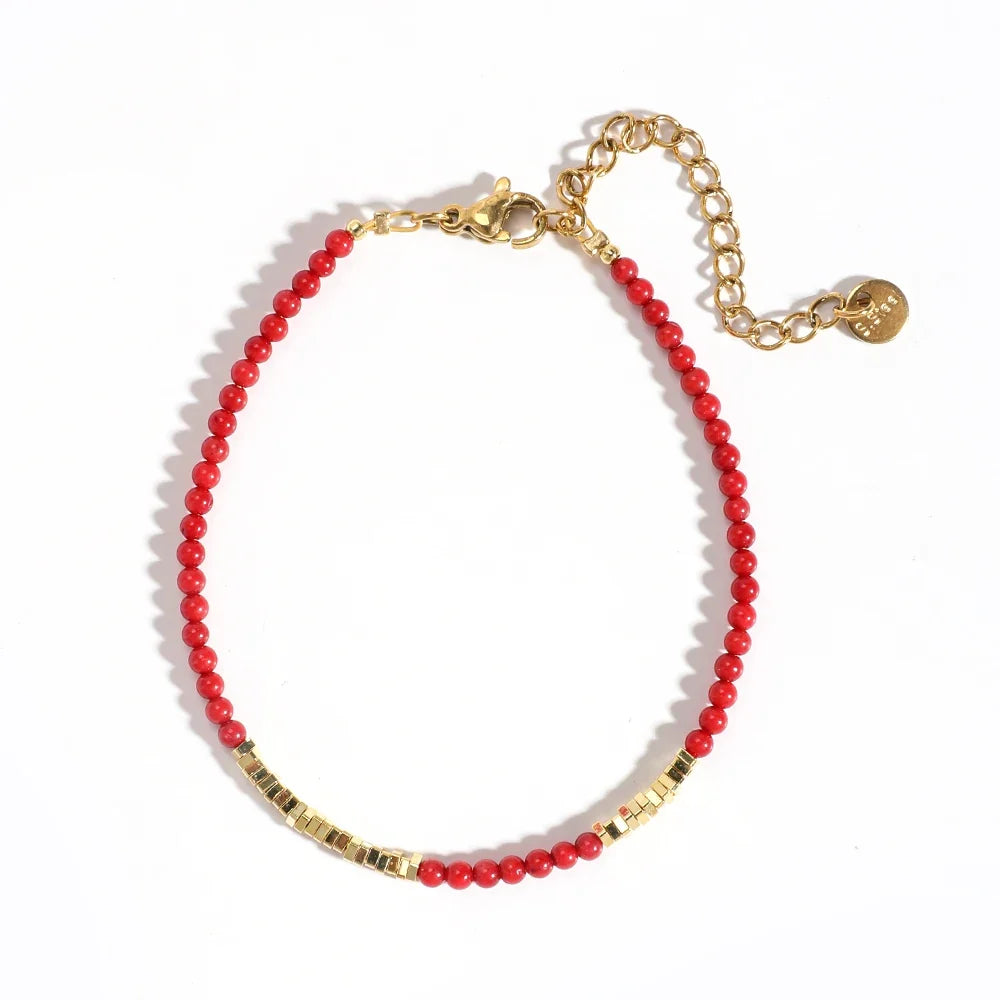 Rött och guldfärgat armband i korall