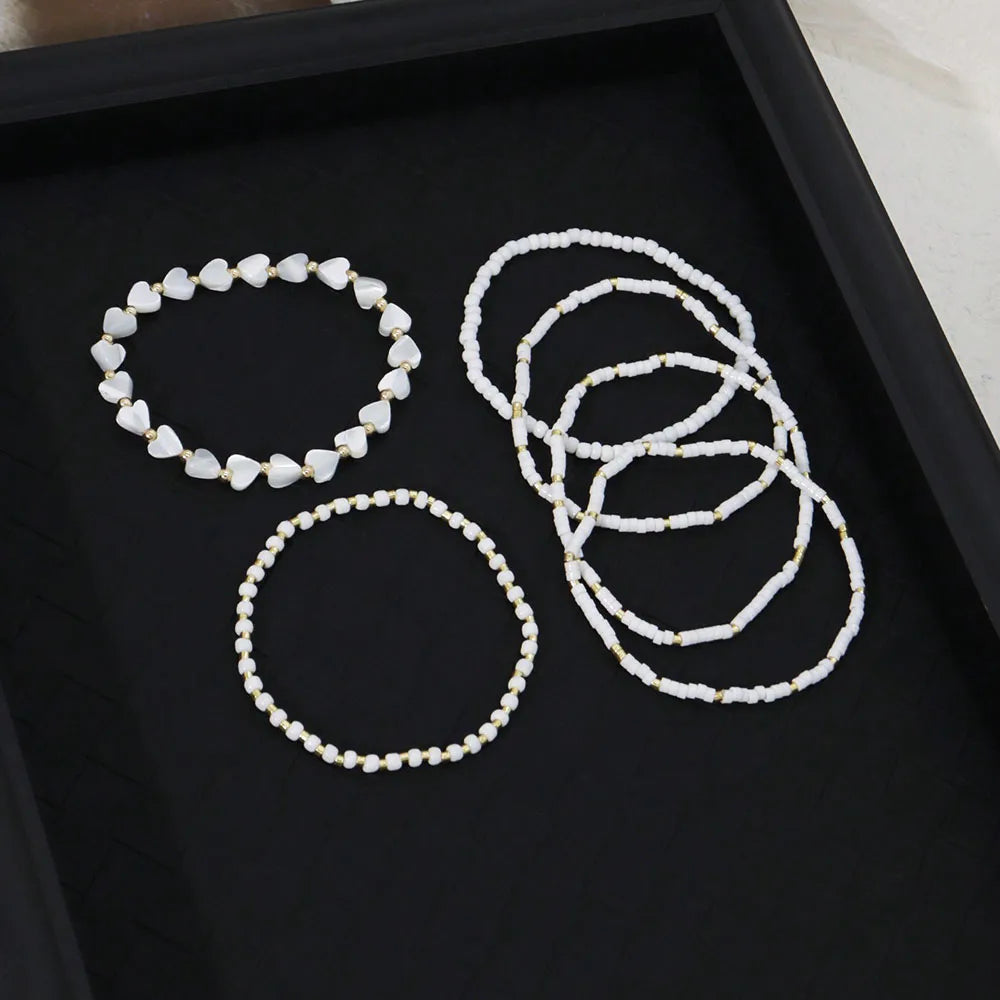 Náramky z korálků a srdcí