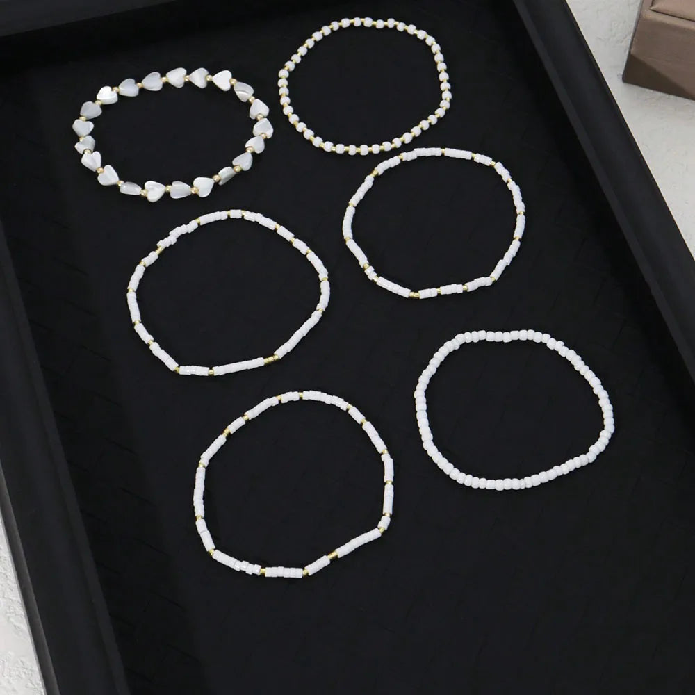 Náramky z korálků a srdcí