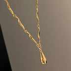 Asymetrický náhrdelník s přívěskem ve tvaru kapky vody