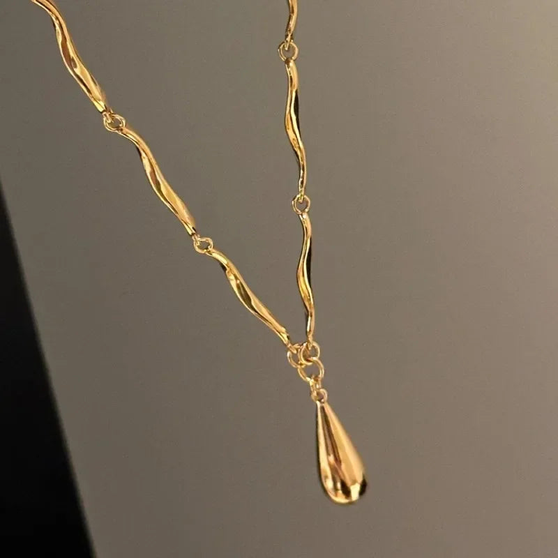 Asymmetrisk Halskjede med Vanndråpeanheng