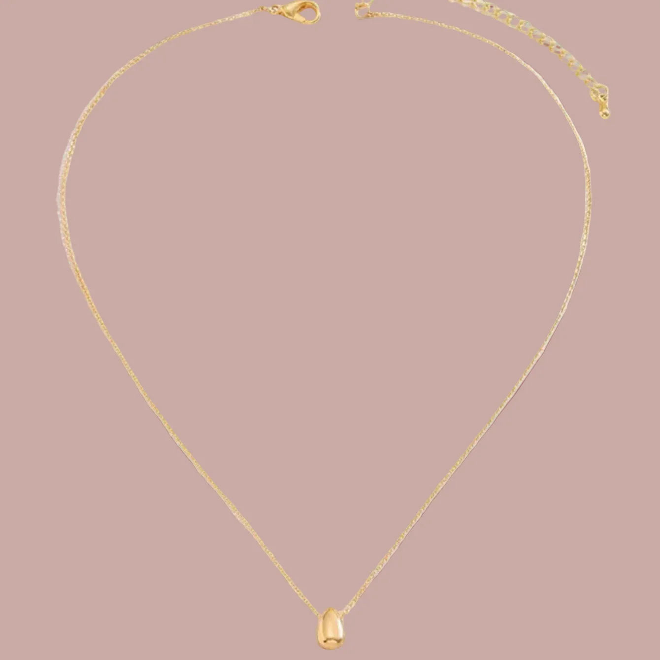 Halskjede med fin dråpeformet anheng i gull