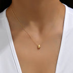 Halskjede med fin dråpeformet anheng i gull