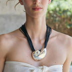 Halskjede med stort skjell- og snegleanheng i sølv