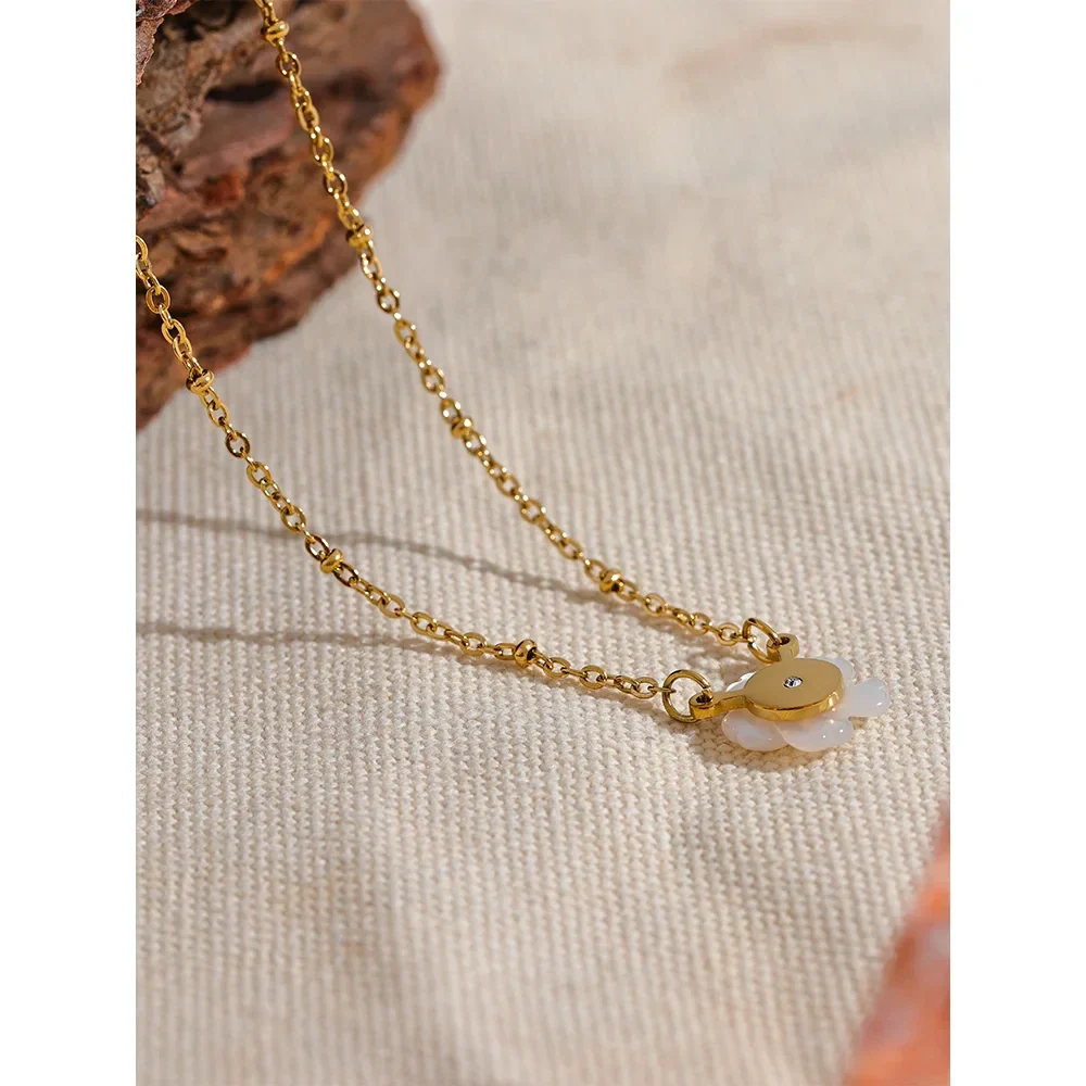 Collier avec Joli Pendentif Fleur Blanche