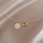 Halsband med hänge i form av ett bi och en tusensköna