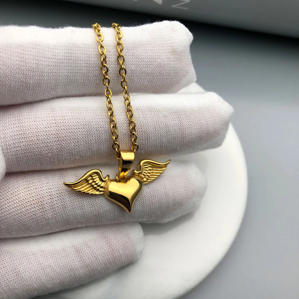 Halsband med hängsmycke i form av änglavingar och hjärta