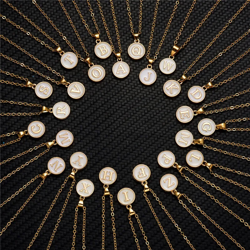 Halsband med vit bokstavsberlock  w