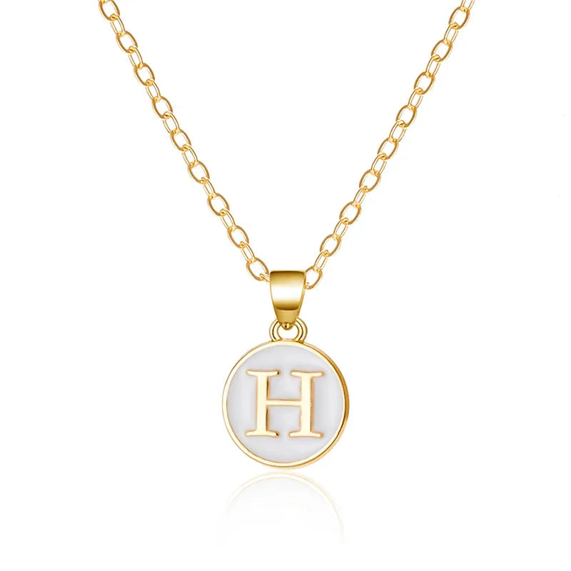 Halsband med vit bokstavsberlock h