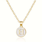 Halsband med vit bokstavsberlock – bokstav 