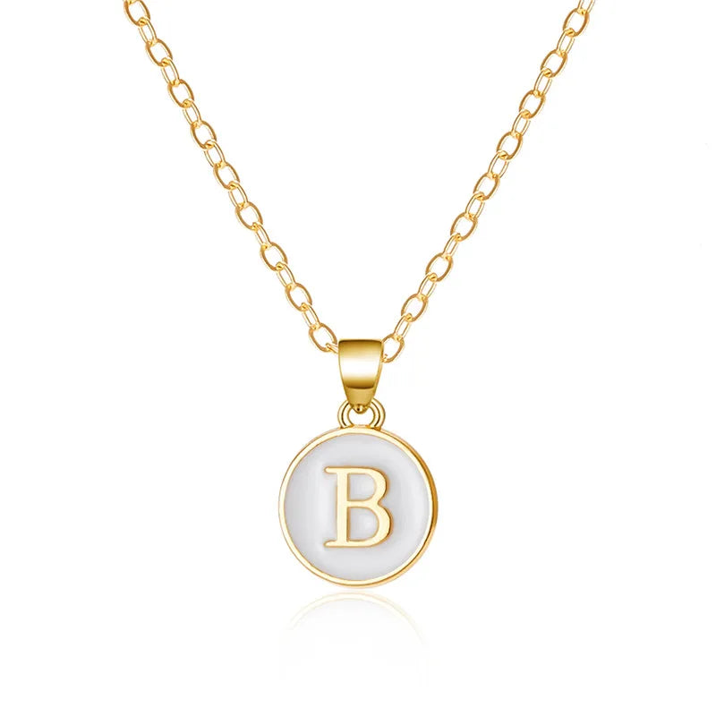 Halsband med vit bokstavsberlock b