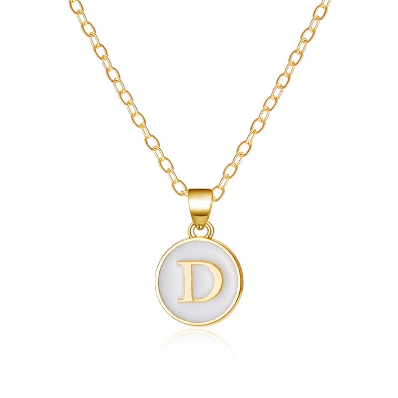 Halsband med vit bokstavsberlock d