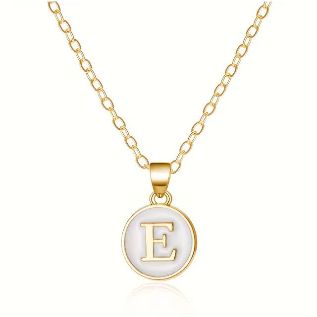 Halsband med vit bokstavsberlock – bokstav 