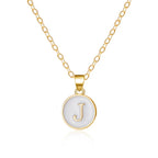 Halsband med vit bokstavsberlock j