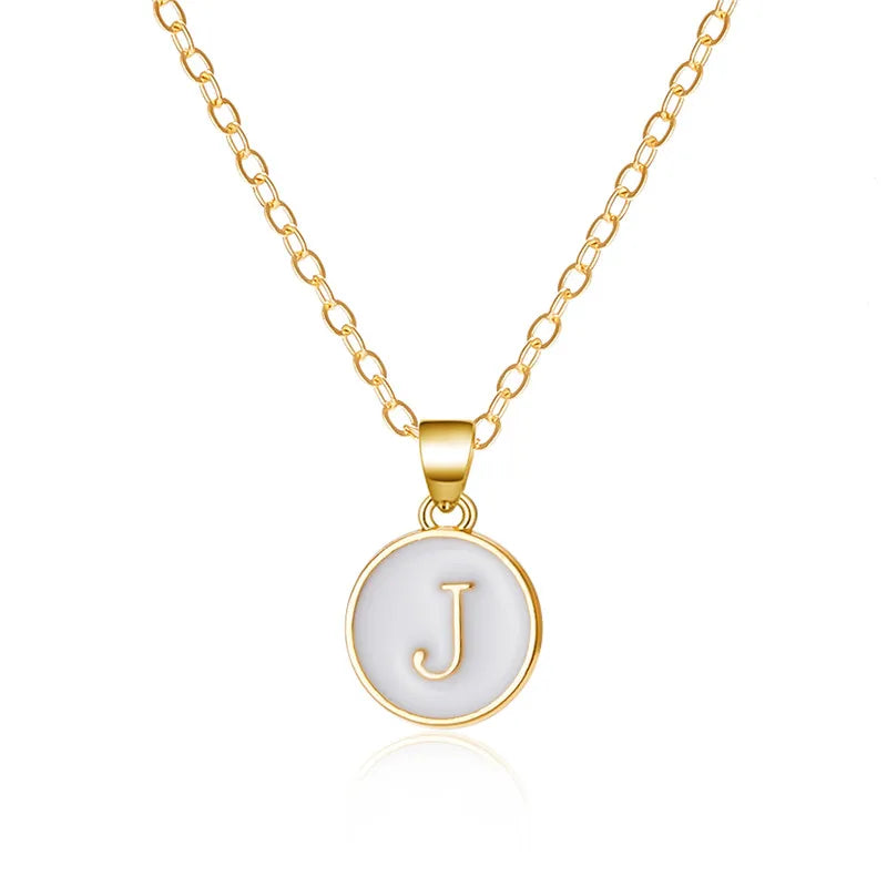 Halsband med vit bokstavsberlock j