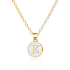Halsband med vit bokstavsberlock k