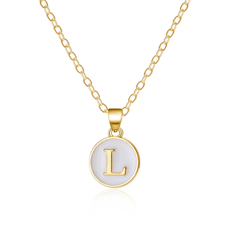 Halsband med vit bokstavsberlock l