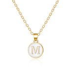Halsband med vit bokstavsberlock m
