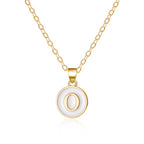 Halsband med vit bokstavsberlock o
