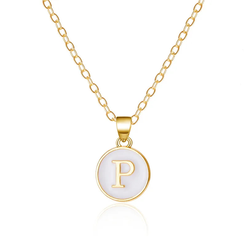 Halsband med vit bokstavsberlock p