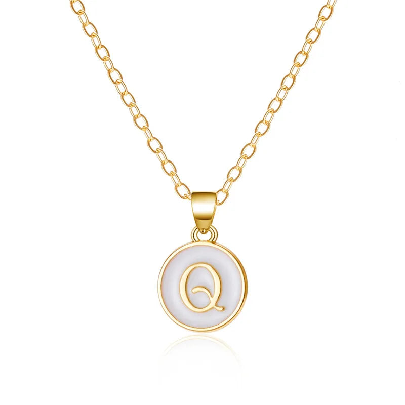 Halsband med vit bokstavsberlock q