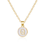 Halsband med vit bokstavsberlock q