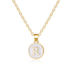 Halsband med vit bokstavsberlock r
