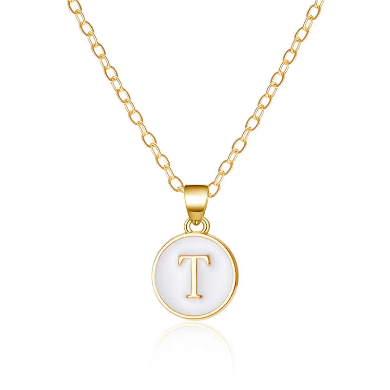 Halsband med vit bokstavsberlock t