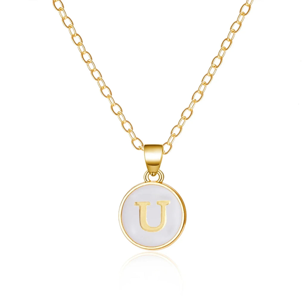 Halsband med vit bokstavsberlock u